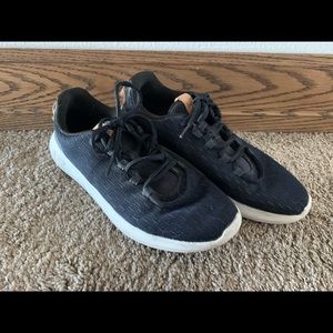 Under Armour black tennis shoe